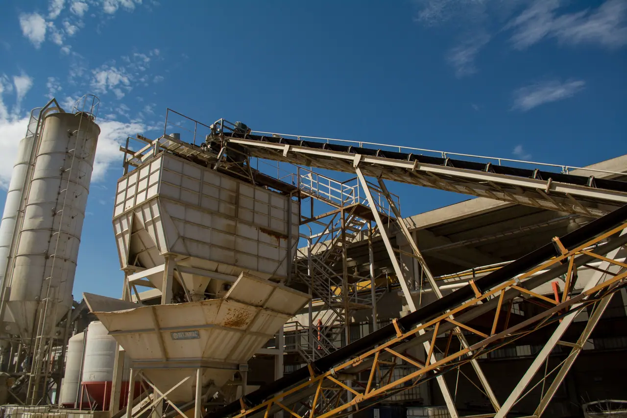 Silos y bandas transportadoras de una planta de concreto
