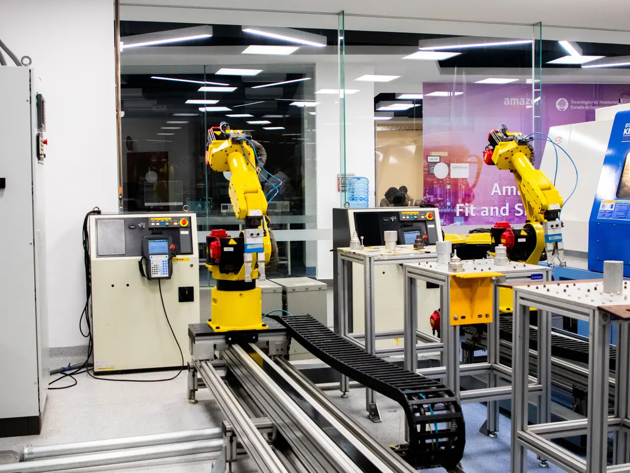 Brazos robóticos amarillos en una línea automatizada de laboratorio industrial