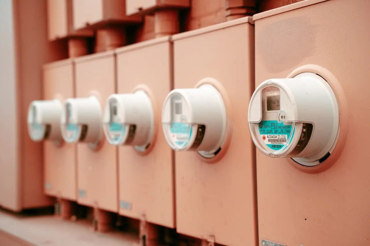 Fila de medidores de energía eléctrica