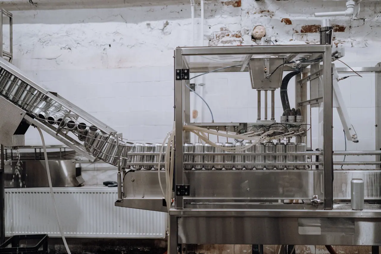 Línea de envasado de acero inoxidable en una planta de manufactura